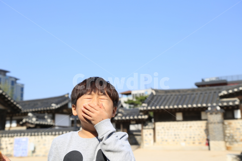 한옥,아이,하늘,멋,가을,기와,사람,인물,인간,human,person,얼굴표정,facial expression,face,어린이,어린아이,child,children,kid,감정표현,기분,feeling,emotion