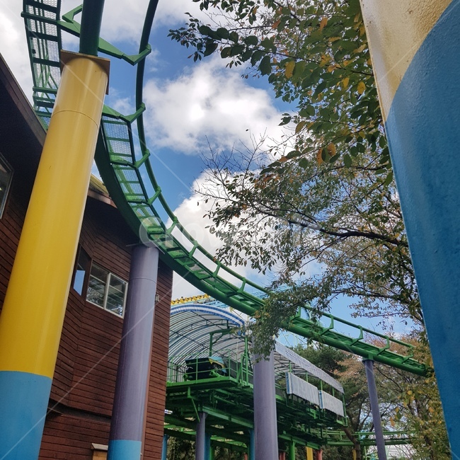 놀이기구,놀이공원,롤러코스터,청룡열차,하늘,나무,놀이공원,놀이동산,놀이터,amusement park,playground