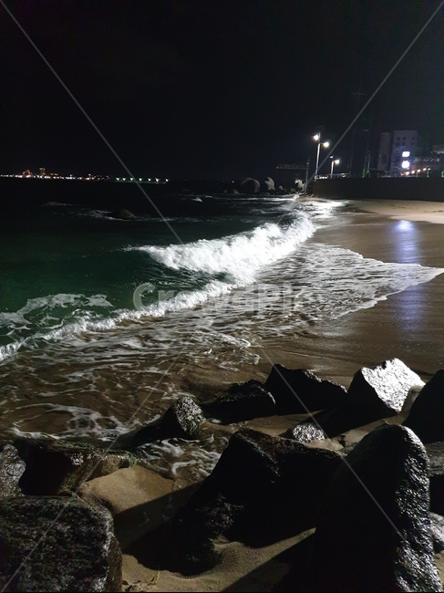 겨울바다,바다,파도,밤바다,밤,야경,밤,풍경,nightscape,night,landscape,sea,ocean,대양,outdoors,옥외,water,물,nature,자연