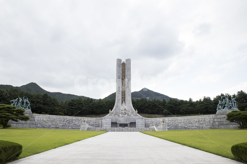 조각상,대전현충원,국립현충원,현충원,전쟁,보훈,호국,애국심,애국,하늘,구름,여백,배경,조각상,동상,석상,조형물,statue,bronze statue,stone statue