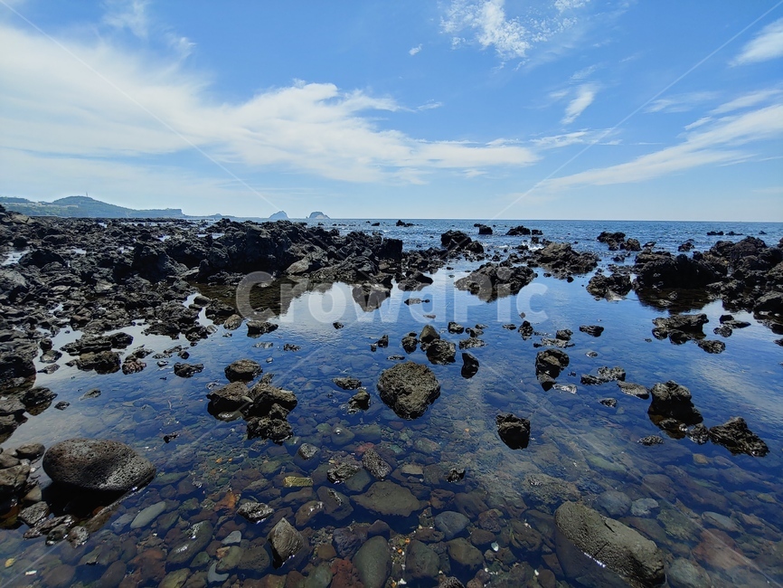 섬,바다,해안,하늘,파랑,sea,sky,cloud,blue,white,black,구름,그림자,비침,잔잔함,바위,검은,island