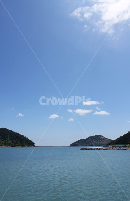 낮,하늘,파랑,블루,섬,산,녹색,그린,바다,바닷물,물,바닷가,물결,해변,해안가,자연,풍경,파란색,맑은,어촌,섬마을,항구,어선,배,구름,마을,자연,풍경,nature,landscape,land,땅,outdoors,옥외,shoreline,해안선,water,sea,ocean,대양,coast,연안,island