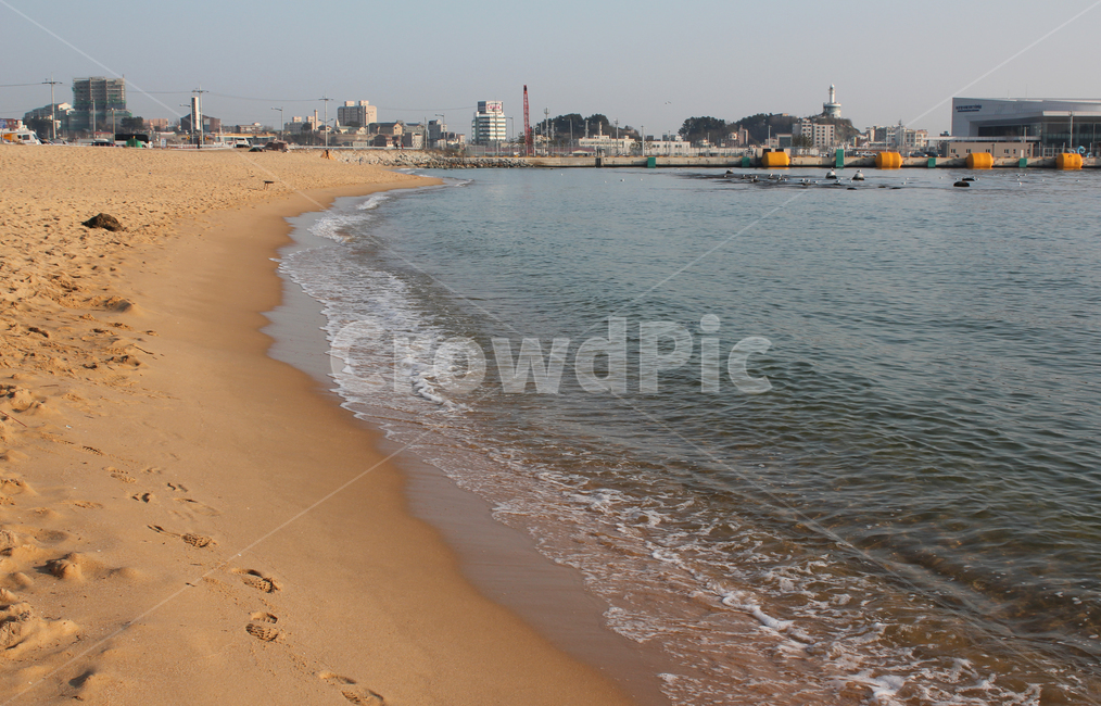 해안,해안선,풍경,하늘,바닷가,바닷물,바다,해안가,해수욕장,해변,모래사장,모래,모래밭,자연,물,한국,대한민국,속초,동해,동해바다,실외,야외,흙,건물,건축,오후,낮,강원도,갈색,브라운
