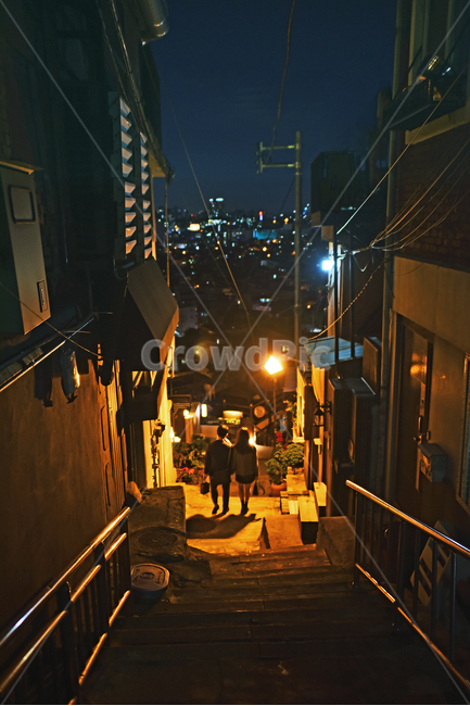 골목길,뒷골목,가로등,건물,계단,집,하우스,안내등,보안등,streetlamp,streetlight,좁은,난간,불빛,라이트,조명,전선,배경,바탕,백그라운드,저녁풍경,야경,야간풍경,밤풍경,handrail,빛,light,어반,urban,시티,사람,person,인간,human,metropolis,도시,town,연인,남녀,여자,남자,귀가,언덕아래,그림자,shadow,야경,밤,풍경,nightscape,night,landscape,도시,city,한국도시풍경,한국도시경관,korea cityscape,골목길,alley