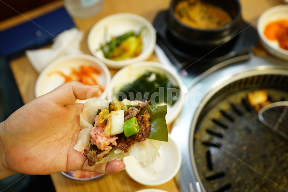 음식,야채,쌈,고기,삼겹살,식사,안주,채소,푸드,육식,소주안주,육류,한식,사람,인물,인간,human,person,신체일부,몸,body,음식,식재료,요리,food,cook,meal,dishes,food reserves,육류,고기,meat
