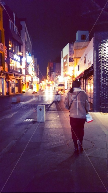 한국,부산,야경,밤거리,네온사인,뒷모습,야경,밤,풍경,nightscape,night,landscape,도시,city,한국도시풍경,한국도시경관,korea cityscape,사람,인물,인간,human,person,여성,여자,woman,female,lady,pedestrian,보행자,path,통로