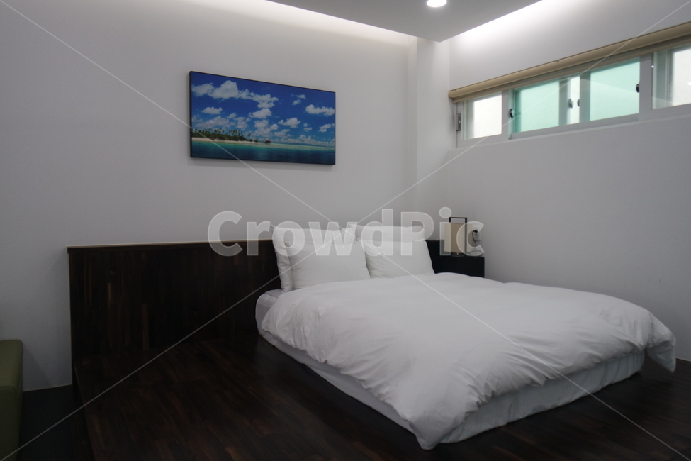 침대,이불,호텔,펜션,침실,하얀색,침구,베개,bed,white,흰색,창문,인테리어,실내디자인,interior design