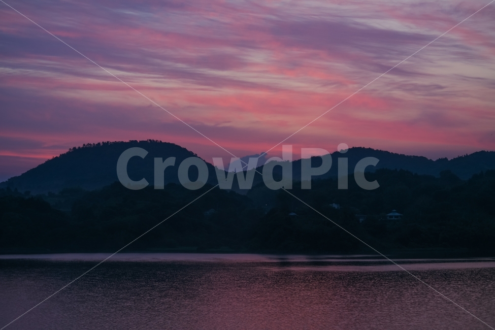 새벽,호수,산,여명,물,붉은빛,구름,자연,풍경,nature,landscape,outdoors,옥외,mountain range,산맥,mountain