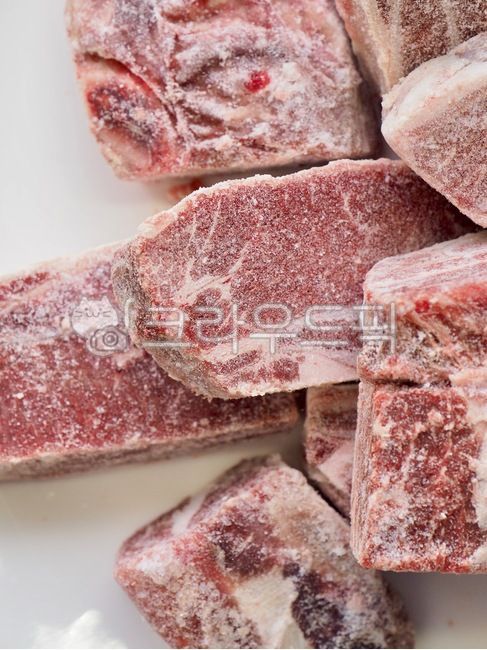 steak,cookingingredients,beef,rib,hoarfrost,red,frozenfood,frozen food,white,protein,beefribs,frozen ribs,frozenribs,beef ribs,frozen,cooking ingredients,food,Red,whitefrost,White,background,meat