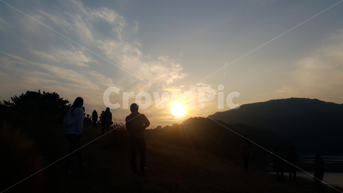 노을,해지는풍경,해,하늘,새털구름,인물실루엣,사람실루엣,character silhouette,human silhouette,light,빛,flare,플레어,person,사람,human,인간,outdoors,옥외,nature,자연