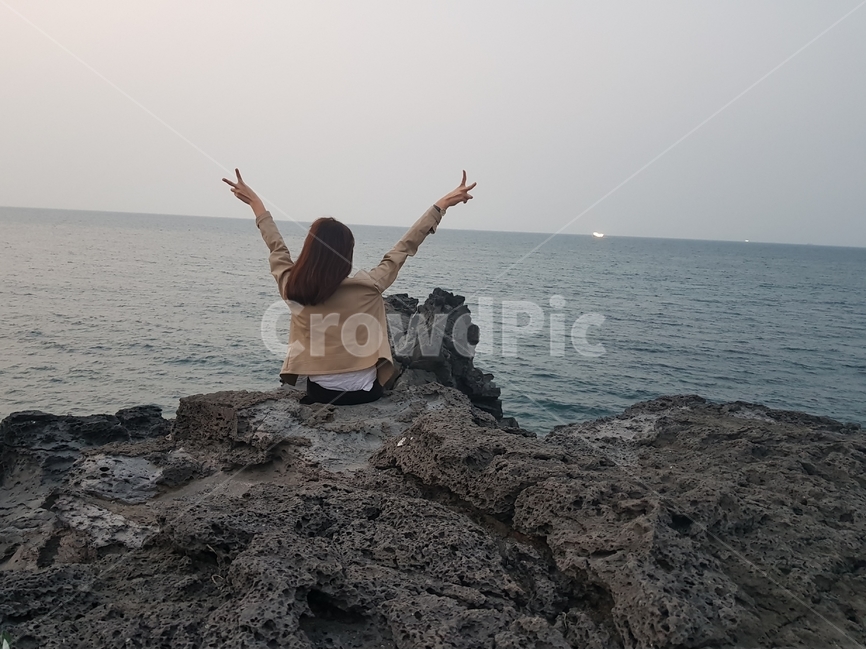 바다,여자,저녁바다,제주도,물,sea,women,back,night,jejuisland,water,사람,인물,인간,human,person,여성,여자,woman,female,lady