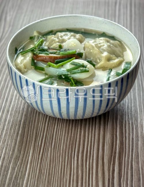 한식,한국전통음식,한국음식,떡국,떡만두국,만두국,식품,만두,한국문화,설날,음식,식사,설날음식,명절,명절음식,koreanfood,ricecakesoup,foodculture,soup