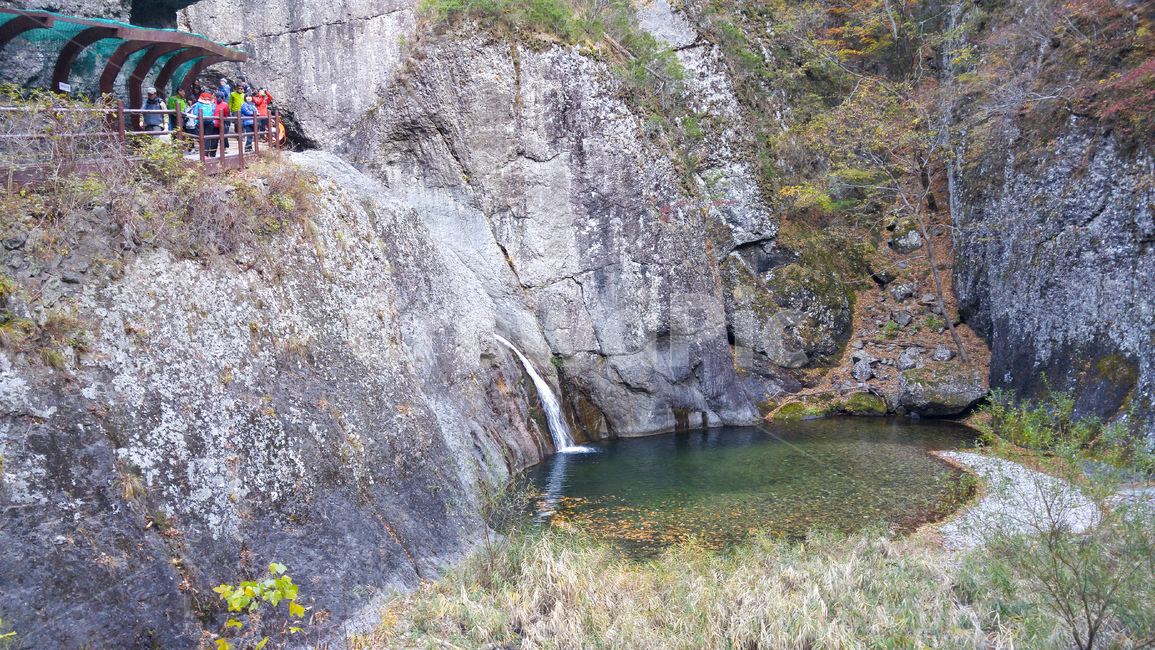 water,폭포,산,person,nature
