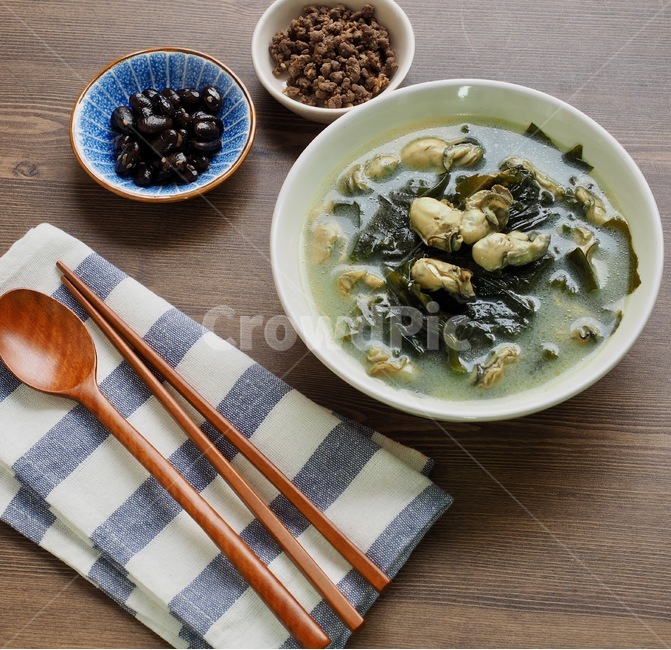 굴,미역국,굴미역국,국물음식,해산물,조개류,음식,한국음식,한국,겨울음식,웰빙,배경,식사,해초,oyster,seaweedsoup,oysterseaweedsoup,soup,seafood,shellfish,food,koreanfood,korea,winterfood,wellbeing,background,meal,seaweeds,bowl,사발,음식,식재료,요리,food,cook,meal,dishes,food reserves,한식,한국음식,한국요리,korean food,korean dishes,korean meal,korean cook