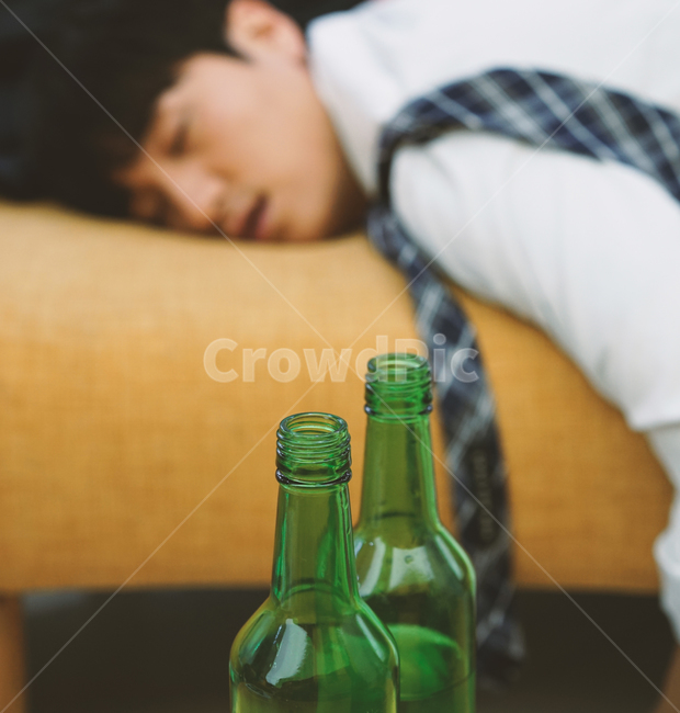 남성,남자,소주병,소주,술,음주,과음,숙취,취객,술병,알콜,사람,인물,인간,human,person,남성,남자,man,male,술,주류,alcohol
