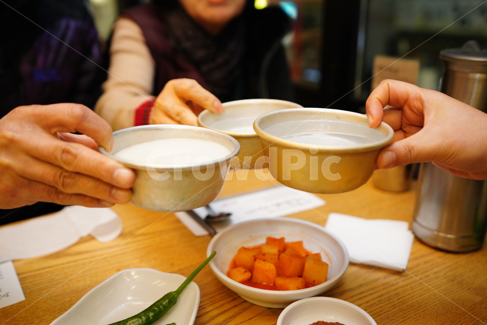 술,알콜,막걸리,한식,깍두기,음식,건배,잔,가족,한국전통,한국문화,korean traditional,korean culture,사람들,대중,군중,other people,crowd,신체일부,몸,body,술,주류,alcohol