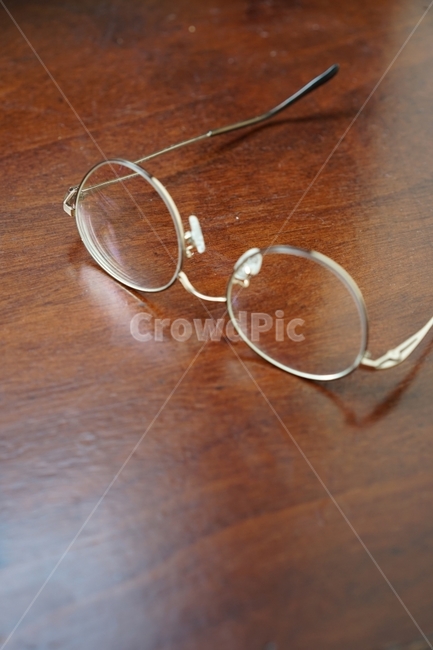 안경,안경테,테이블,안경렌즈,glasses,패션스타일,의상,fashion,style,사물,물건,오브젝트,thing,object,matter