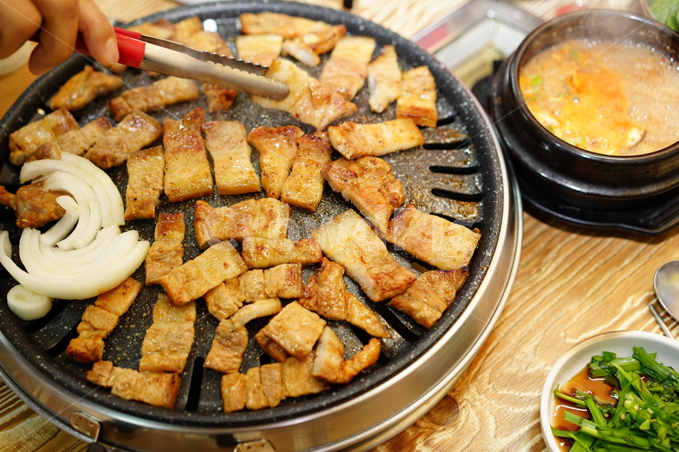 고기,돼지고기,돼지,삼겹살,먹방,술안주,술자리,안주거리,안주,음식,푸드,육식,구이,숯불구이,삼겹이,식사,모임,맛집탐방,맛집,음식,식재료,요리,food,cook,meal,dishes,food reserves,육류,고기,meat,한식,한국음식,한국요리,korean food,korean dishes,korean meal,korean cook