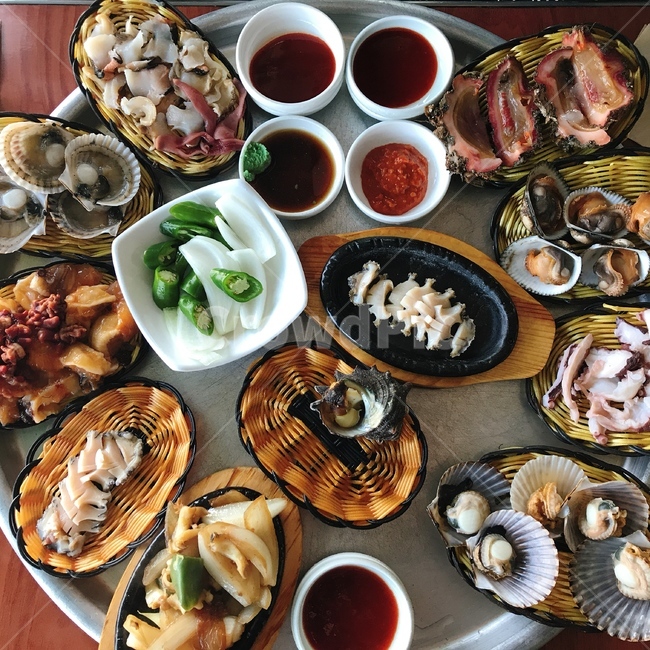 식사,음식,요리,cook,food,dish,식재료,해산물,수산물,부산,busan,해녀촌,연화리,부산연화리,조개,소라,전복,멍게,문어숙회,간장,초장,전복회,회,횟감,기장,관광명소,해산물모듬,fisheryproducts,돌멍게