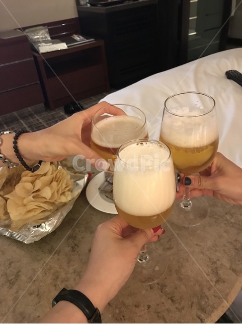샴페인,친구끼리,불금,건배,한잔,술,주류,alcohol