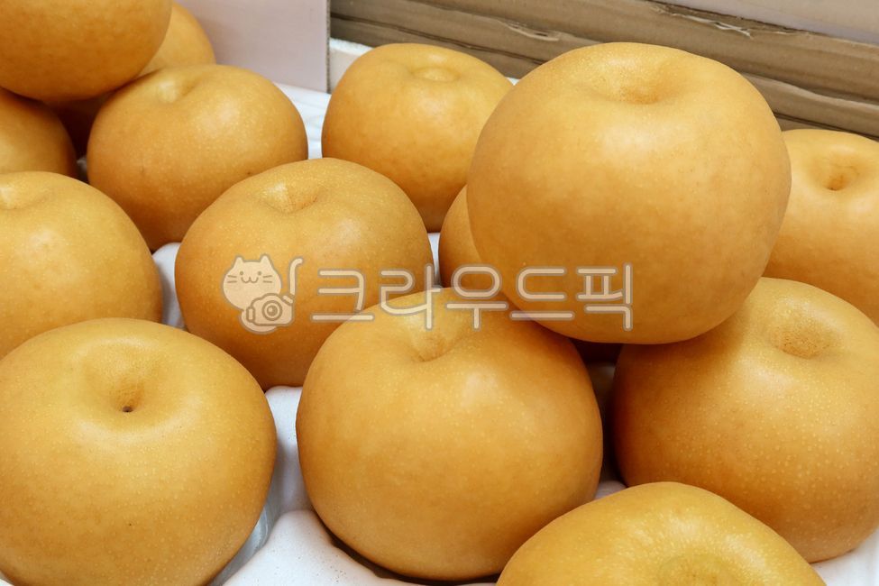 foods,fruit,newpear,shelves,pear,fall,pears,greengrocer,plants,ingredients,season,harvest,display stand,food,market,markets,fruitmarkets,plant,new pear,fresh