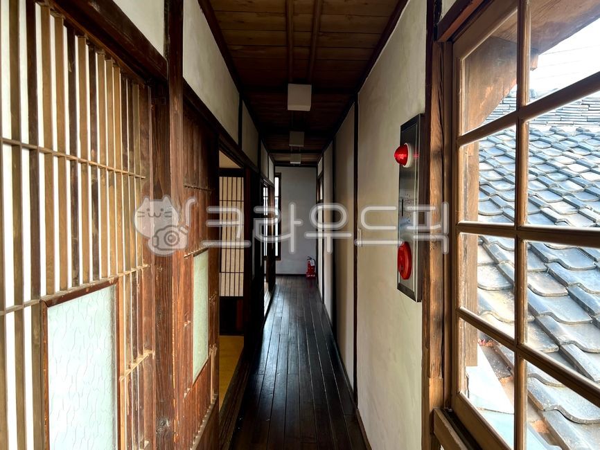 corridor,old building,Japanesestyle hallway,inside,interior