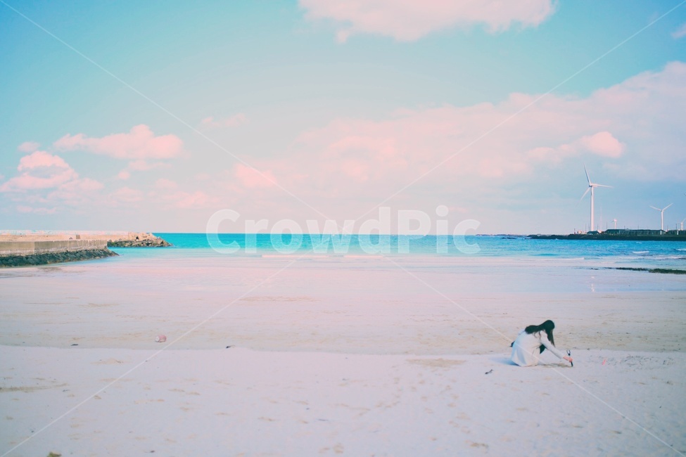 해변,바닷가,제주도,바다,청량,자연,풍경,nature,landscape,한국자연풍경,한국자연경관,korea nature landscape,해변,바다,beach,sea,제주도,jeju,jeju island,사람,인물,인간,human,person,여성,여자,woman,female,lady,여행,휴가,traveling,vacation,trip,감성,sensible,feeling,색깔,색상,색채,색감,color sense,color sensitivity,feeling of color,고독함,외로움,쓸쓸함,우울함,슬픔,lonely,solitary,water,물,shoreline,해안선,outdoors,옥외,ocean,대양,land,땅