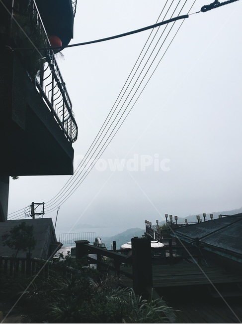 건물,건축,전선,케이블,하늘,안개,도시,풍경,city,landscape,banister,난간,handrail