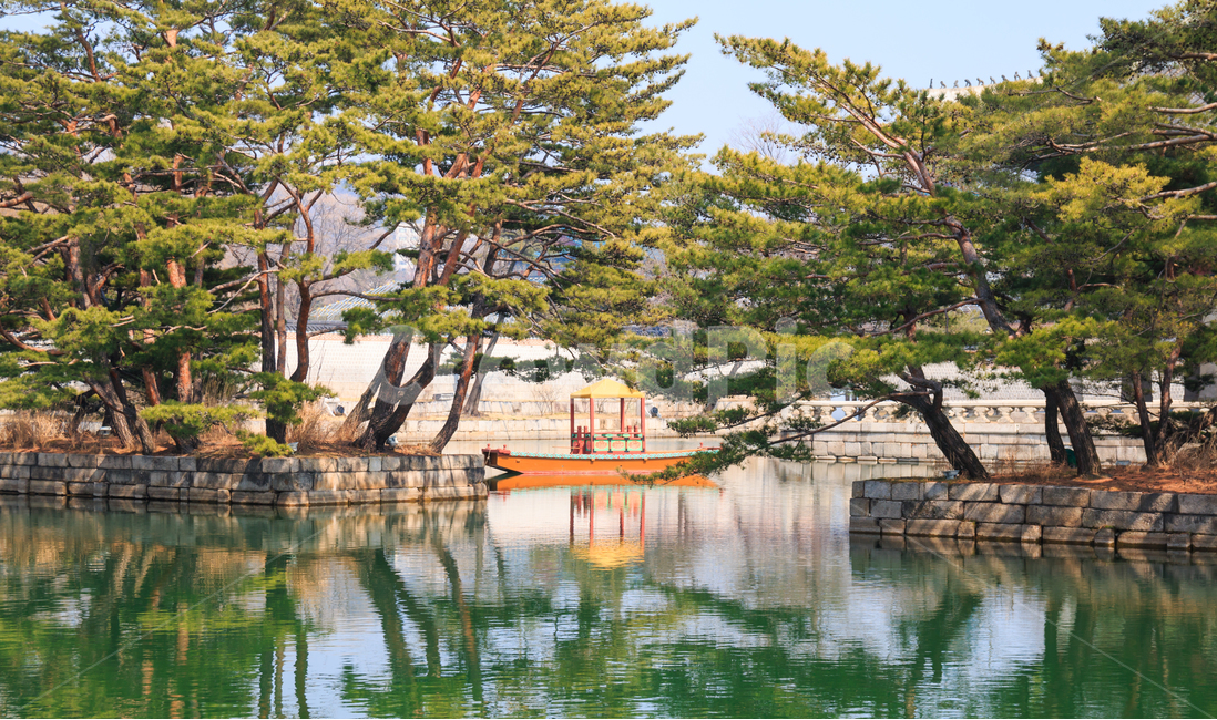 경복궁,경회지,연못,놀이배,전통배,배,나무,궁전,궁궐,잔잔한,물,물놀이,문화유산,문화,풍경,경치,역사,한국전통,한국문화,korean traditional,korean culture,랜드마크,landmark,tourist attraction,한국랜드마크,한국관광지,한국명소,korea landmark,korea tourist attraction