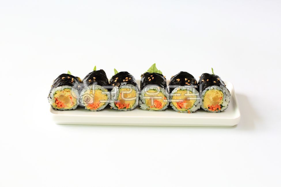 김밥,식사,계란김밥,계란,접시,dish,쌀,요리,음식,참깨,밥,식품,흰배경,하얀배경,food,meal,간식,분식,rice,당근,김,한식,쌀밥,6개,여섯개,먹거리,꼬마김밥김밥