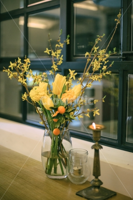카페,인테리어,꽃,생화,노란색,노랑,yellow,실내,소품,촬영,스냅,감성,감성사진,일상,빛,그림자,느낌,분위기,겨울,봄,기다림,감정,표현,romantic,spring,korea,제주,제주카페,카페인테리어,제품,창문,촛대,촛불,유리병,화병,책상,테이블,식물,자연,plants,nature,꽃,flower,실내용화초,화분,화초,house plant,감성,sensible,feeling,인테리어,실내디자인,interior design