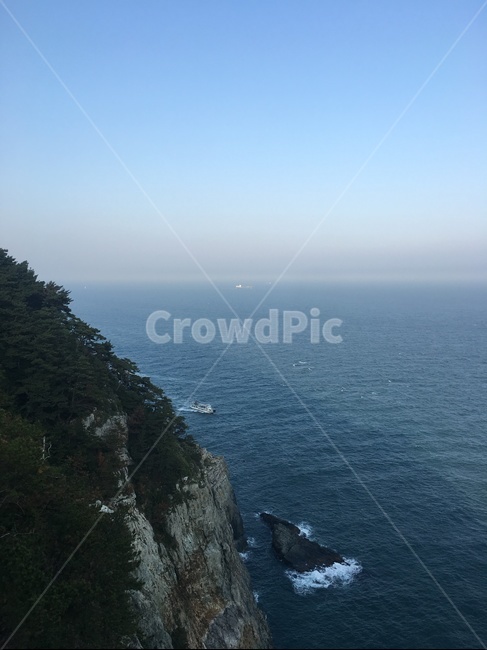 자연,하늘,바다,배,풍경,자연풍경,돌,절벽,파란하늘,파란바다,자연,풍경,nature,landscape,outdoors,옥외,cliff,낭떠러지,promontory,곶