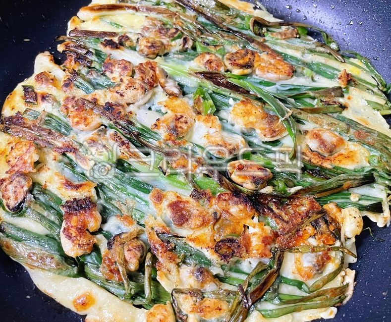 해물파전,파전,해물부침개,해물부침,전,부침,부치개,음식,요리,식사,식재료,쪽파,파,홍합,조개,오징어,칵테일새우,새우,바지락,청양고추,고추,야채,채소,food,dish,cook,meal,seafood