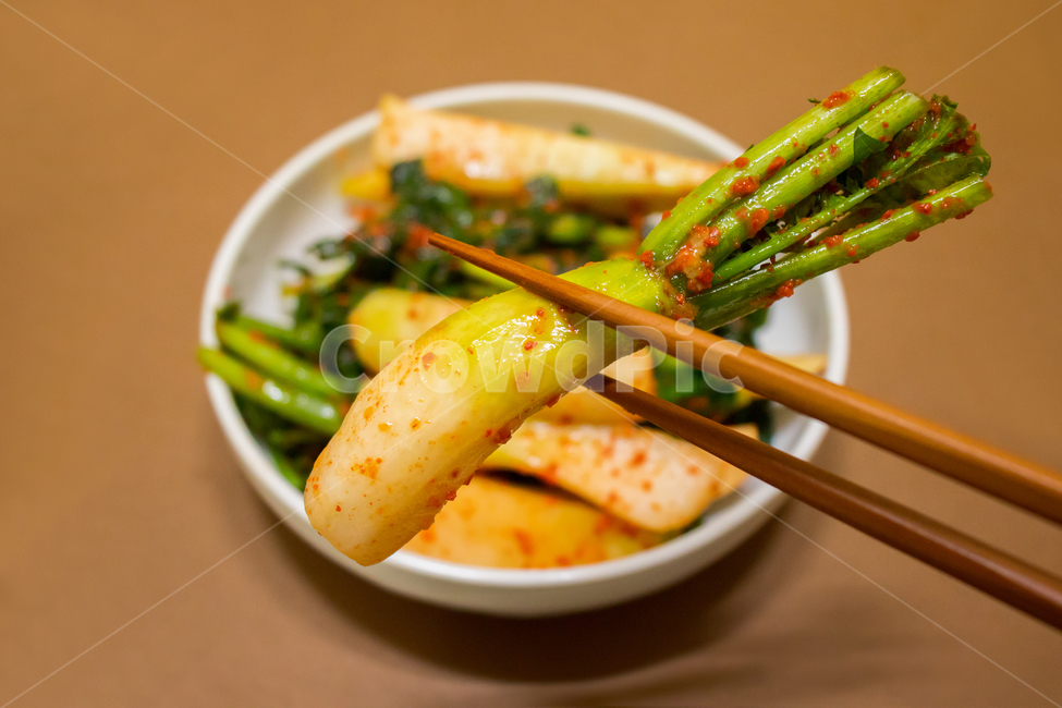 총각김치,알타리김치,김치,반찬,한식,김장,알타리무김치,무,총각무,알타리무,김장김치,한국음식,음식,요리,겨울,식품,야채,채소,한국,발효,발효음식,발효식품,문화,김장철,가을,늦가을,초겨울,전통,식사,집반찬,집밥,소스,전통음식,한국전통음식,부엌,대한민국,남한,아시아,고춧가루,매운,매콤한,맵다,짜다,맛있는,맛있다,양념,양념장,건강,건강한,건강음식,건강한음식,그릇,접시,사기그릇,질그릇,사기접시,홈메이드,홈메이드푸드,배경,바탕,백그라운드,kimchi,chonggakkimchi,youngradishkimchi,daikon,whiteradish,youngradish,chonggakgimchi,koreanfood,cooking,vegetable,food,koreantraditionalfood,traditional,cuisine,cook,korea,korean,meal,gimjang,makingkimchi,gimchi,kimchee,fall,autumn,winter,fermented,fermentedfood,fermentation,eat,kitchen,southkorea,healthy,health,healthfood,healthyfood,dish,delicious,tasty,plate,sauce,seasoning,sidedish,homemade,homemadefood,spicy,hot,chilipowder,redpepperpowder,culture,asia,asian,background,음식,식재료,요리,food,cook,meal,dishes,food reserves,한식,한국음식,한국요리,korean food,korean dishes,korean meal,korean cook