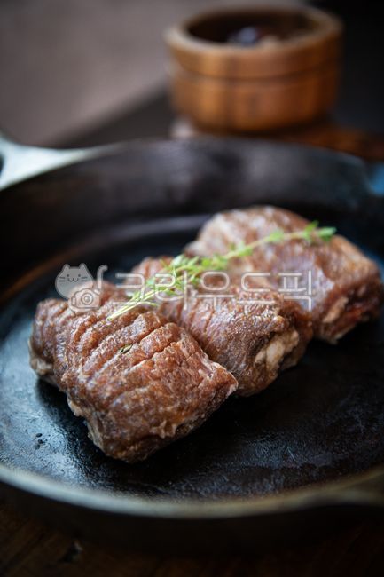 갈비,돼지갈비,소갈비,양념갈비,육류,한돈,한우,식사,음식,연출컷,스튜디오,메뉴컷,팬,후라이팬,주물팬,항공컷