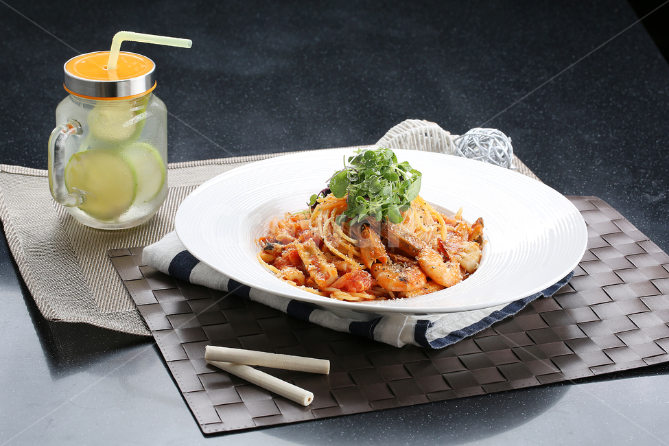 cream pasta,seafood dish,lunch,tableware,shrimp,spaghetti,recipe,plate,sauce,tomato,vegetable,shrimp dish,Spaghetti,cookbook,flour,pasta,seafood spaghetti,ingredients,cooking,seafood,noodle dish,sprout,noodles,cook,food photography,cuisine,dinner,food,mea