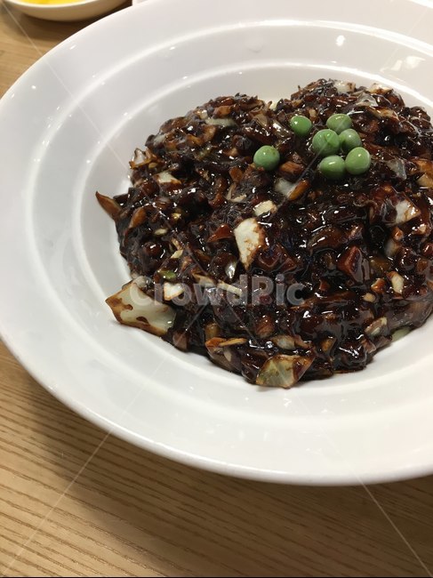 짜장면,음식,완두콩,접시,그릇,음식,식재료,요리,food,cook,meal,dishes,food reserves,중식,중국음식,중화요리,chinese food,chinese dishes,chinese meal,chinese cook