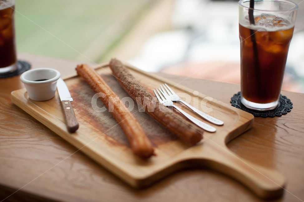 츄러스,커피,카페,창가,포크,나이프,시럽,wood,나무,beverage,마실것,drink,디저트,간식,후식,dessert,snack,커피,카페,coffee,cafe
