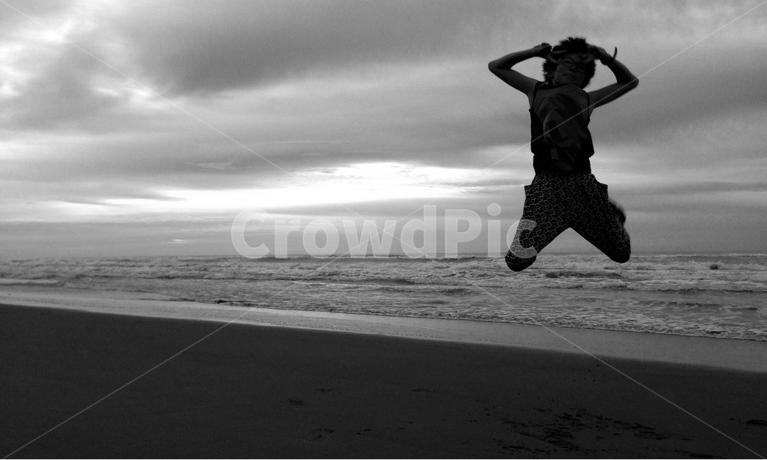 바다,젊음,점프,흑백,자유,해변,바다,beach,sea,사람,인물,인간,human,person,감정표현,기분,feeling,emotion,인물실루엣,사람실루엣,character silhouette,human silhouette,여행,휴가,traveling,vacation,trip,outdoors,옥외,water,물,ocean,대양,nature,자연