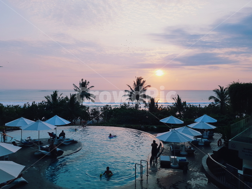 노을,sunset,리조트,resort,휴가,vacation,수영장,pool,outdoorpool,야자수,palmtree,발리,bali,태양,sun,구름,cloud,pinksky,여유,relaxation,relaxed,바다,sea,ocean,석양,해변,beach