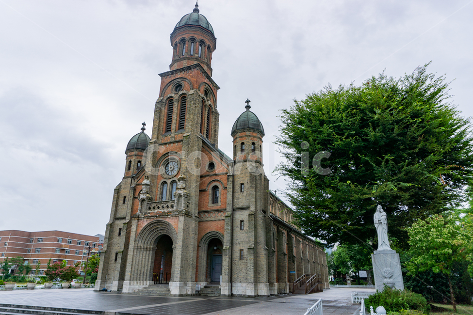 전동성당,전동교회,전주,천주교전동교회,전주전동성당,국내,tower,탑,첨탑,spire,십자가,천주교,신해박해,진산사건,박해,천주교박해,사적,서양식,근대,신해사옥,역사,답사,기행,윤지충,가톨릭,순교,문화재,문화유산,건축물,architecture,building,건물,korea,여름,흐린날씨,비,rain,전주한옥마을,한옥마을,풍남동,heritage,한국전통,한국문화,korean traditional,korean culture,랜드마크,landmark,tourist attraction,한국랜드마크,한국관광지,한국명소,korea landmark,korea tourist attraction,종교,신앙,religion,belief,faith,건축물,건물외관,exterior,building,structure,architecture,construction