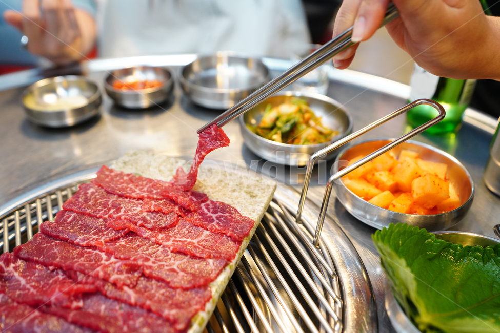 고기,육사시미,먹거리,육식,안주,소,한우,먹방,육류,빨강,레드,음식,푸드,색감,사람,인물,인간,human,person,신체일부,몸,body,음식,식재료,요리,food,cook,meal,dishes,food reserves,육류,고기,meat