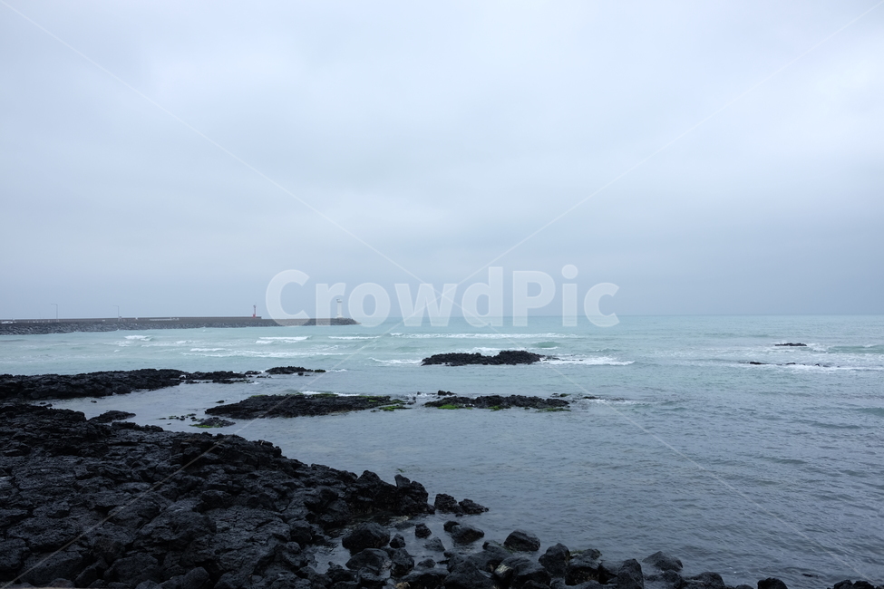 바다,제주,파도,흐림,바위,돌,현무암,하늘,자연,풍경,자연,풍경,nature,landscape,한국자연풍경,한국자연경관,korea nature landscape,등대,lighthouse,제주도,jeju,jeju island,promontory,곶