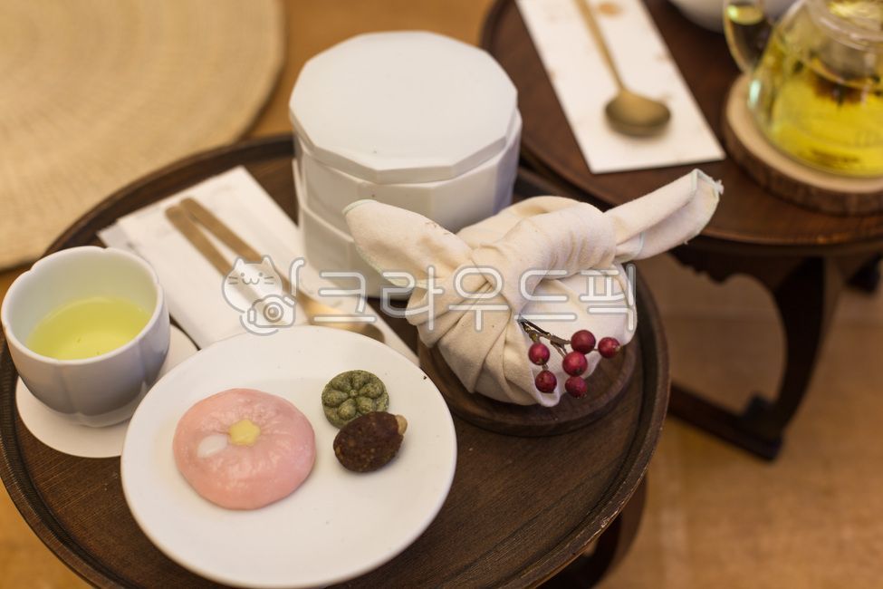 전통차,차,전통,홍화차,다과상,다과,궁중다과,궁중음식,꽃차,소반,호족반,찻상,티팟,티포트,한옥