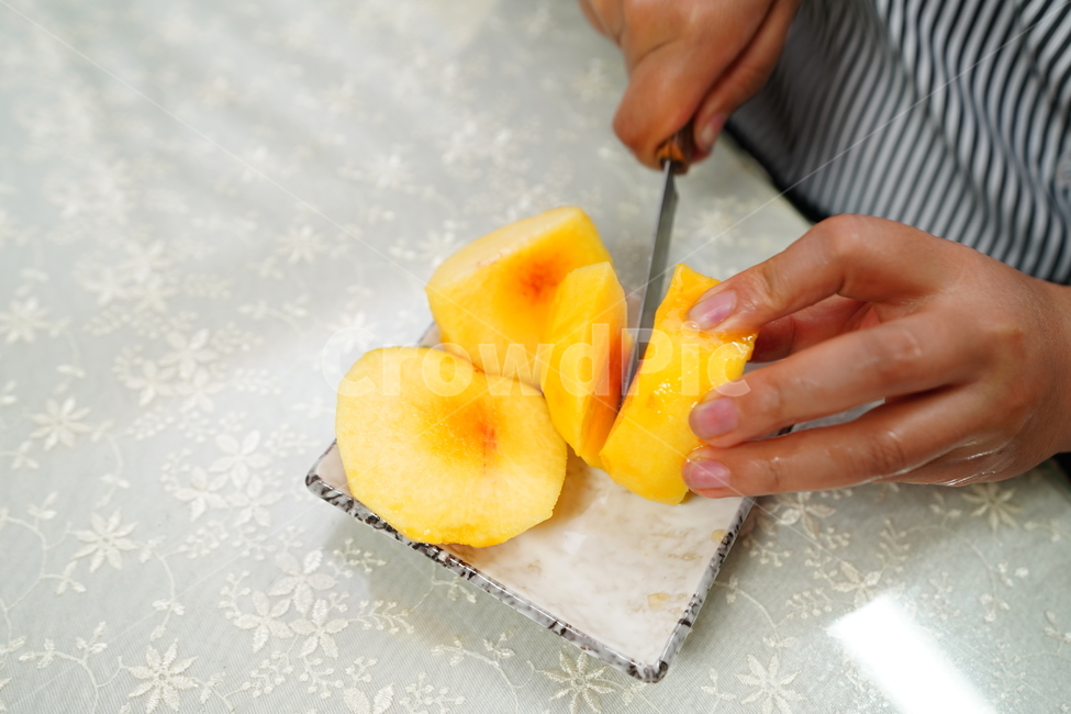 과일,복숭아,디저트,후식,비타민,음식,푸드,열매,먹거리,fruit,칼,사람,인물,인간,human,person,신체일부,몸,body,음식,식재료,요리,food,cook,meal,dishes,food reserves,과일,열매,fruit