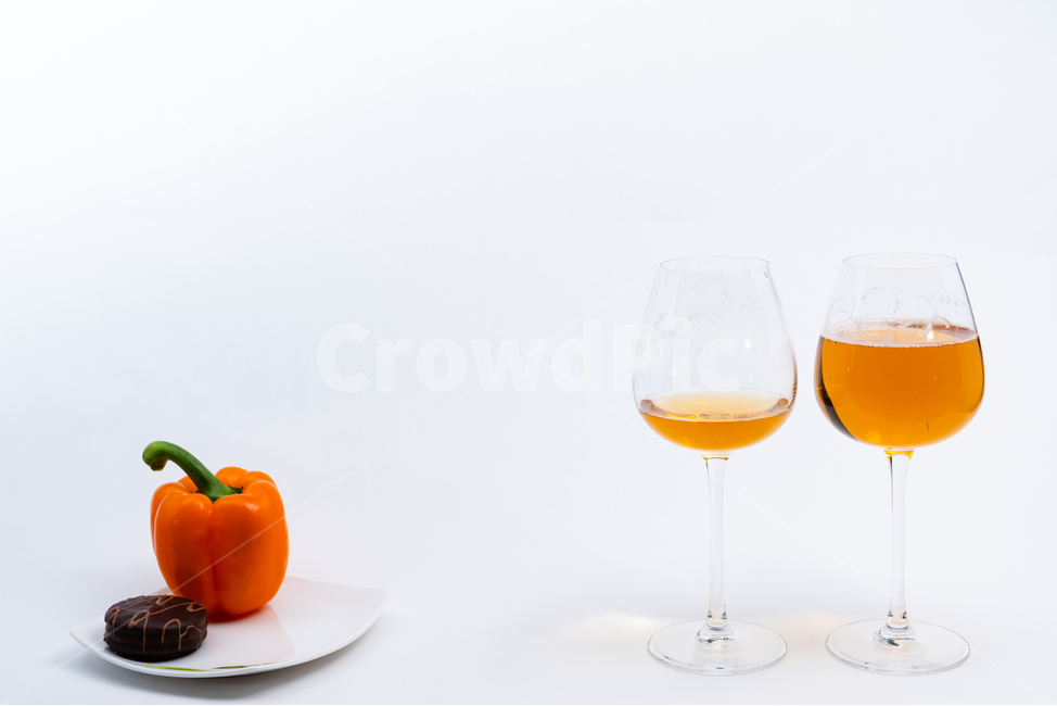 접시,그릇,도자기,와인잔,유리잔,맥주,커플,투명한,배경,하얀색,채소,야채,식재료,다이어트,건강한,칼로리,식단,안주,알콜,주류,차가운,담백한,딱딱한,쥬스,항산화,정돈된,농사,깨끗한,수분,정물,스튜디오,접사,음식,비타민,반찬,파프리카,노란색,녹색,케이크,초콜릿,주황색,음식,식재료,요리,food,cook,meal,dishes,food reserves,채소,야채,vegetables,디저트,간식,후식,dessert,snack,술,주류,alcohol,사물,물건,오브젝트,thing,object,matter