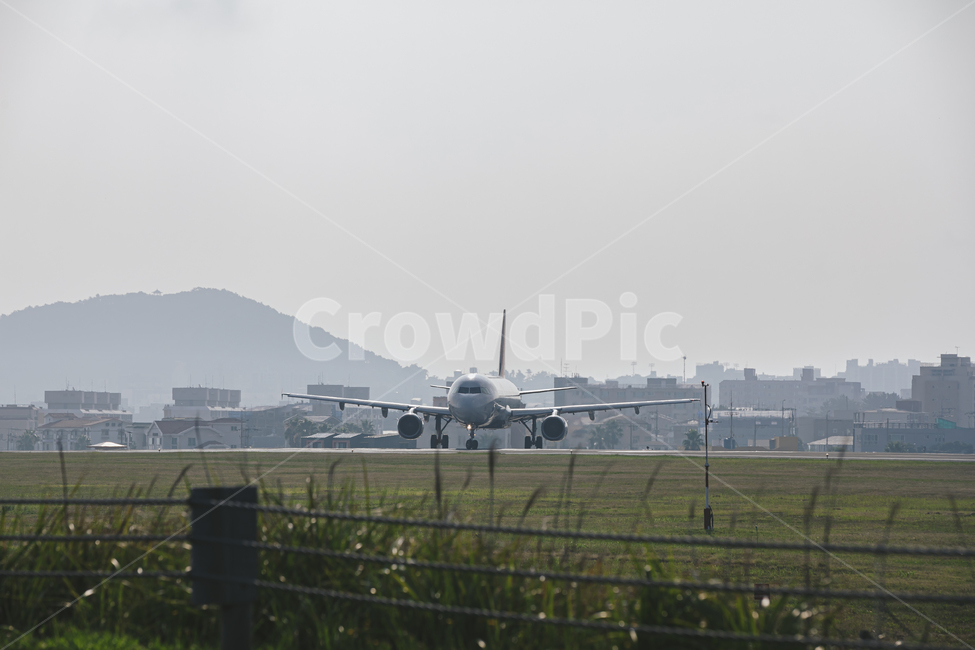 airport,공항,airfield,비행장,transportation,교통,aircraft,항공기,vehicle,airplane,비행기,이륙,활주,활주로,교통,교통수단,traffic,transportation