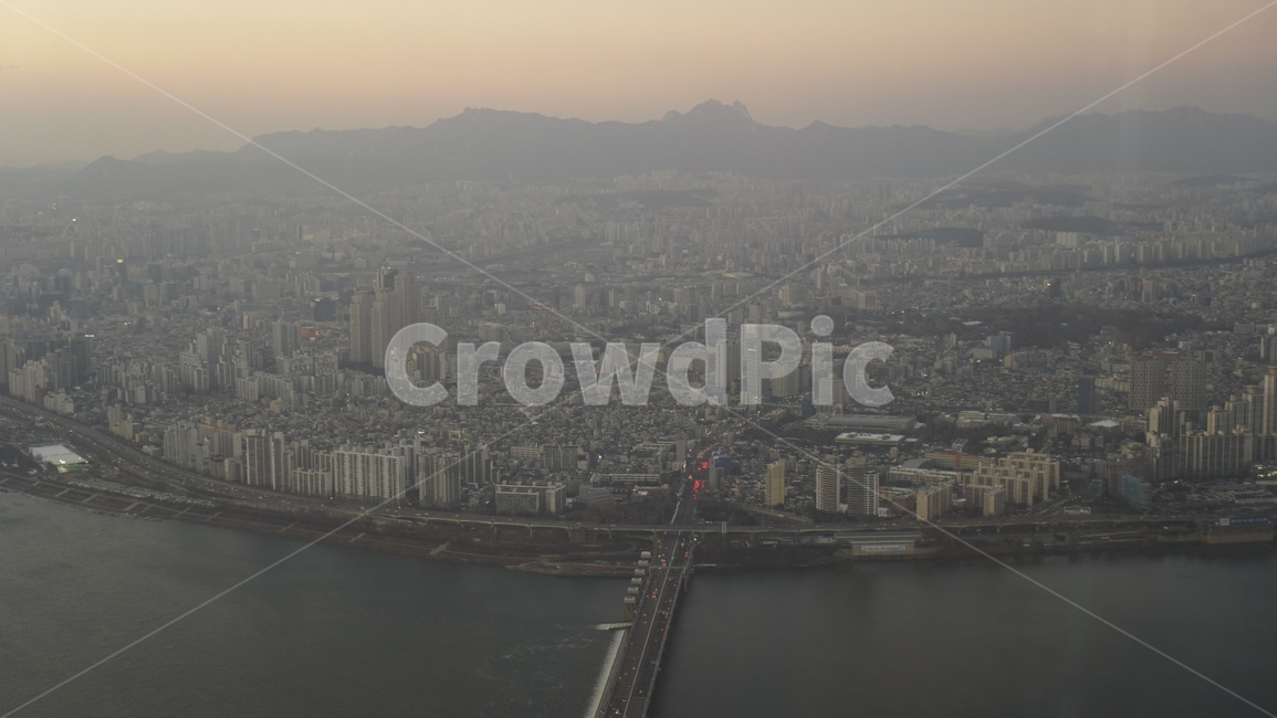 outdoors,옥외,landscape,경치,풍경,scenery,자연,nature,중국,미세먼지,바이러스,기관지,공기,청정,우환,폐렴,극한,상황,스모그,마스크,위생,건강,병,먼지,환절기,전염병,질병,의료,비염,예방,사회문제,헬스케어,황사,호흡기,세균,초미세먼지,신종바이러스,코로나,코로나바이러스,공포,독감,감기,위험,도심속,도시,서울,한강,아파트,전경,시야,흐리다,공기청정,오후,낮,먹구름,생활,​경제,회사,부동산,빌딩,사업,비지니스,도시,풍경,city,landscape,한국도시풍경,한국도시경관,korea cityscape