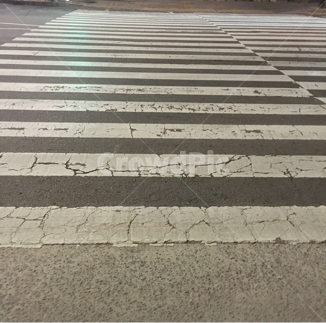 거리,street,보도,walkway,sidewalk,풍경,scenery,생활,life,바닥,땅,ground,floor,flooring,아스팔트,asphalt,횡단보도,crosswalk,도로,길,road,도시,town,어둠,darkness,밤,night