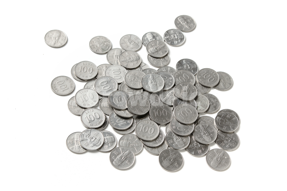 한국,동전,한국동전,돈,경제,금융,금속,은색,money,coin,korea,koreacoin,coins,many,많은,더미,그룹,cash,silver,metal,won,100원,100,group,흰배경,실버,금융,돈,finance,banking,money,연출,컨셉,콘셉,direction,concept,누끼,remove background